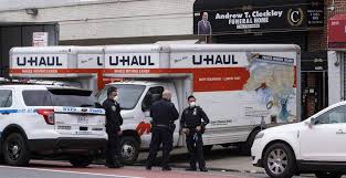 Policía de NY descubre camiones con docenas de cuerpos sin refrigerar.