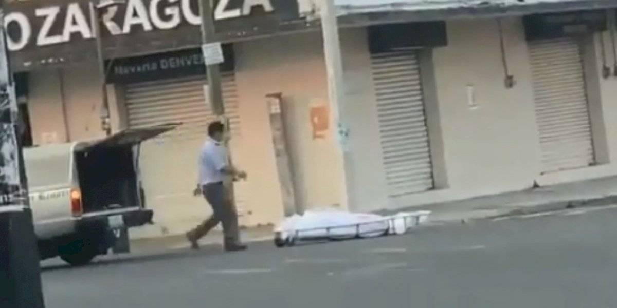 Carroza fúnebre tira un cuerpo en calles de Veracruz por error