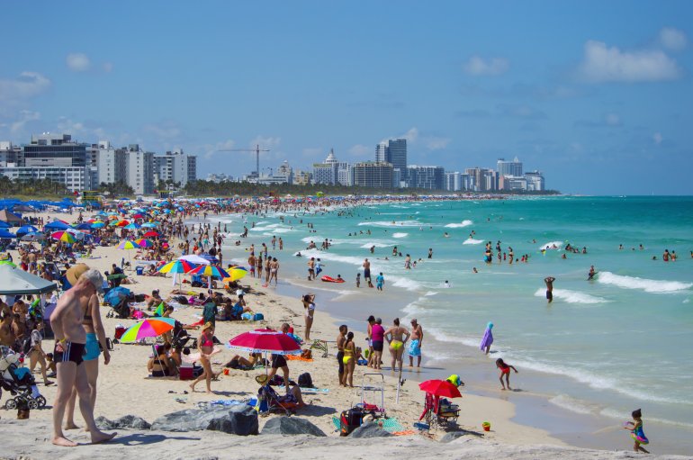 Abren playas de Miami después de tres meses de cierre por el coronavirus
