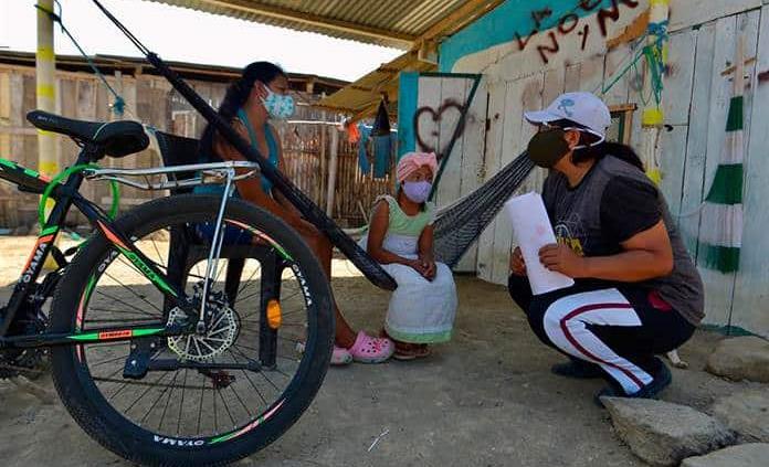 En bici y con pizarra, maestra ecuatoriana da clases a niños sin Internet