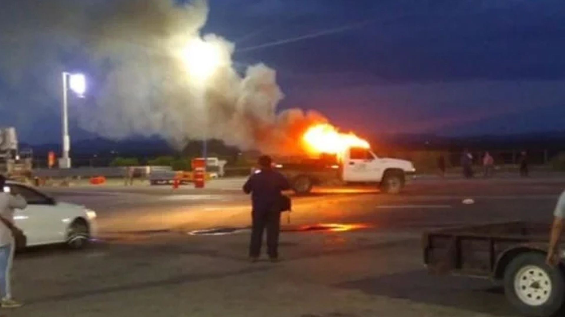 Incendian vehículos en Chihuahua por conflicto con la Conagua.