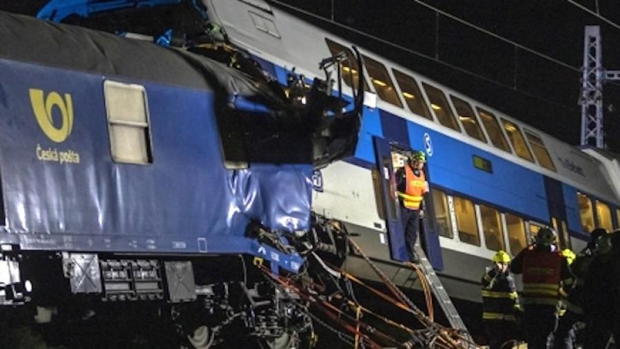 Choque de trenes cerca de Praga deja decenas de heridos
