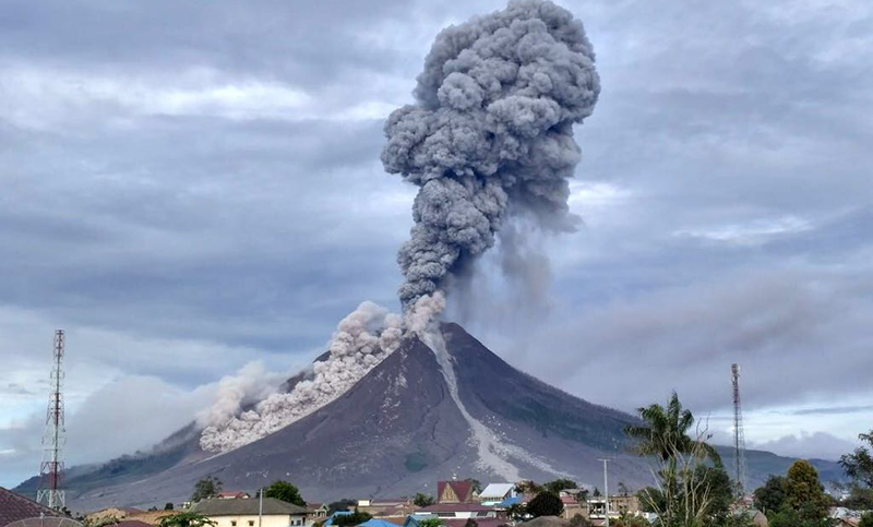 Volcán indonesio Sinabung expulsa enorme columna de ceniza