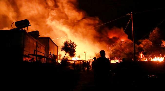 Incendio arrasa un campo de migrantes en cuarentena en Grecia