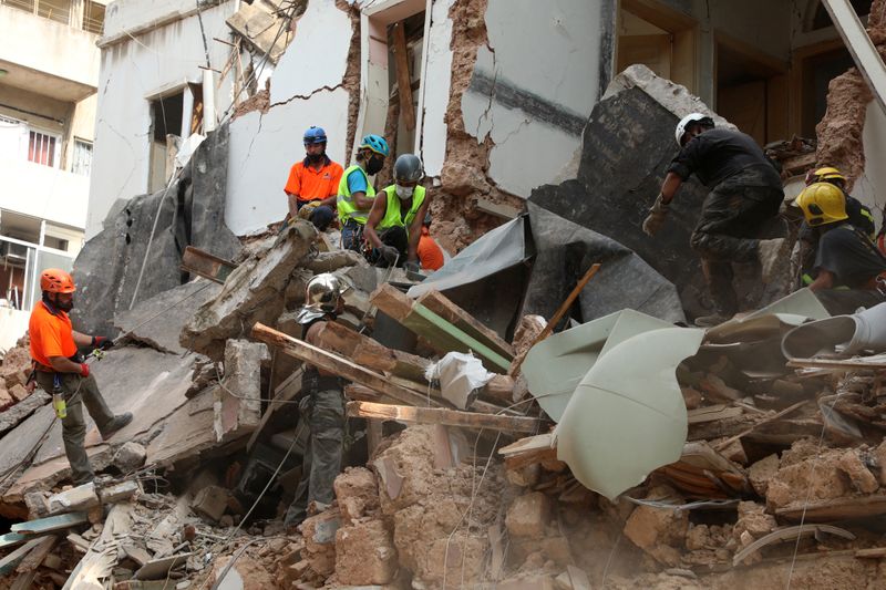 Detectan señal de vida entre escombros de la explosión de Beirut