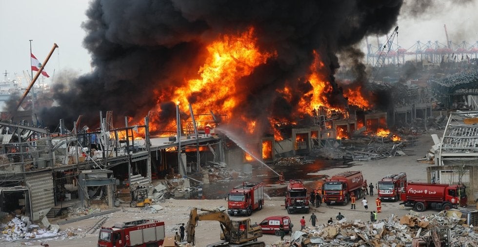 Se registra incendio en puerto de Beirut, a un mes de explosión