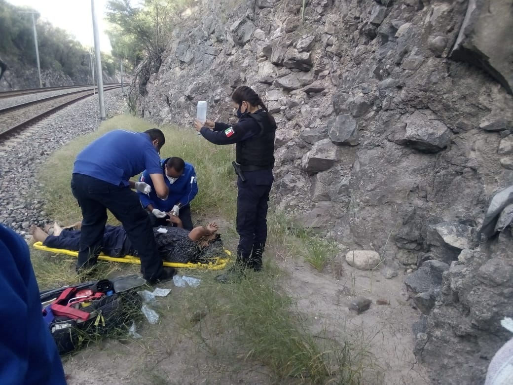 Atienden a Hombre que Cayó a un costado de las vías férreas en Cerro Gordo.