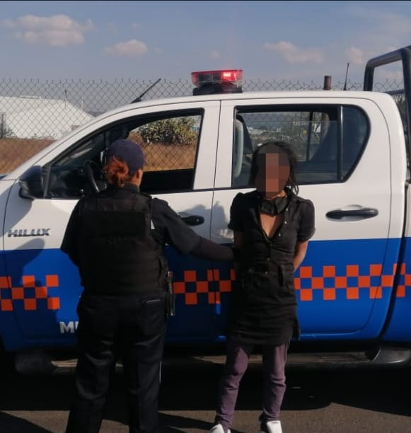 Detienen a Mujer por golpear a un Hombre en San Juan del Río.