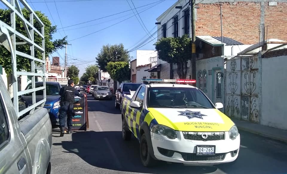 Policía de San Juan del Río Retira letreros de vía Pública