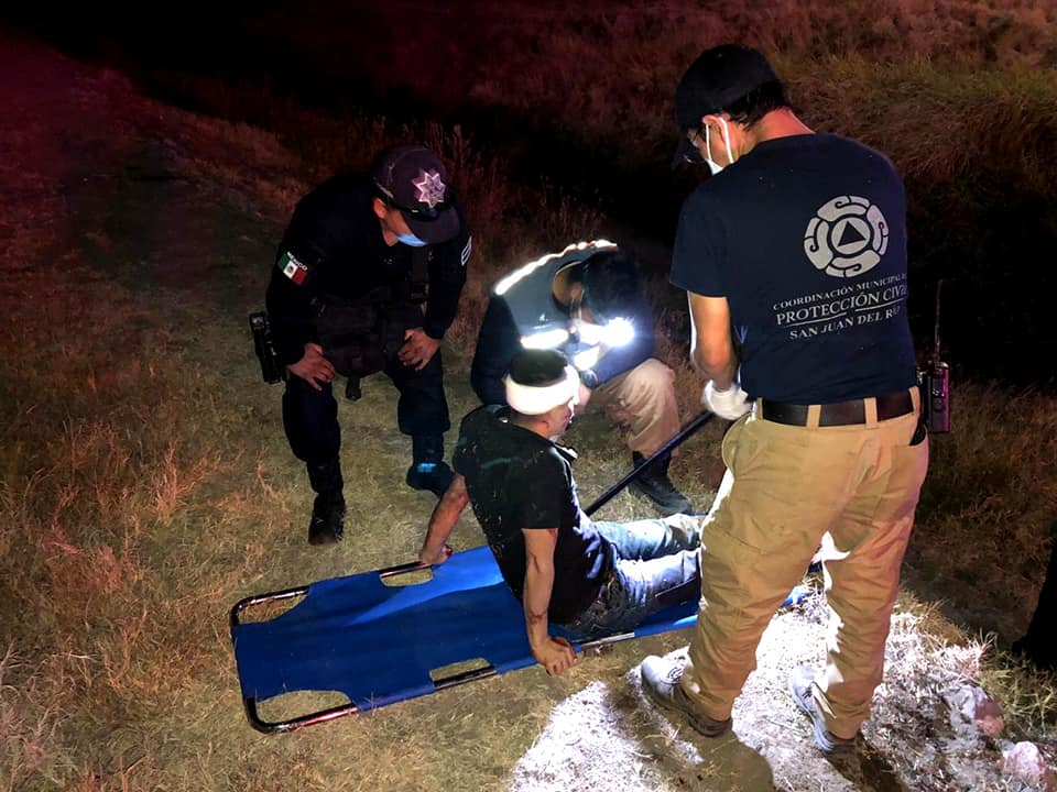 Queda herido tras caer en canal de desagüe en San Juan del Río.