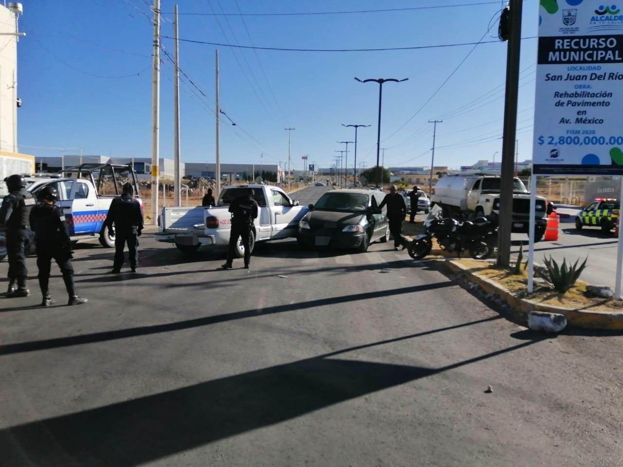 Tras persecución, elementos de SSPMSJR detienen a un sujeto con camioneta robada y una réplica de arma de fuego.
