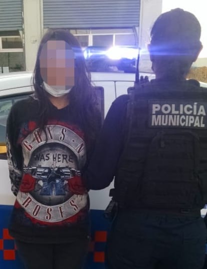 Mujer es Detenida en San Juan del Río por causar daños en un establecimiento comercial.