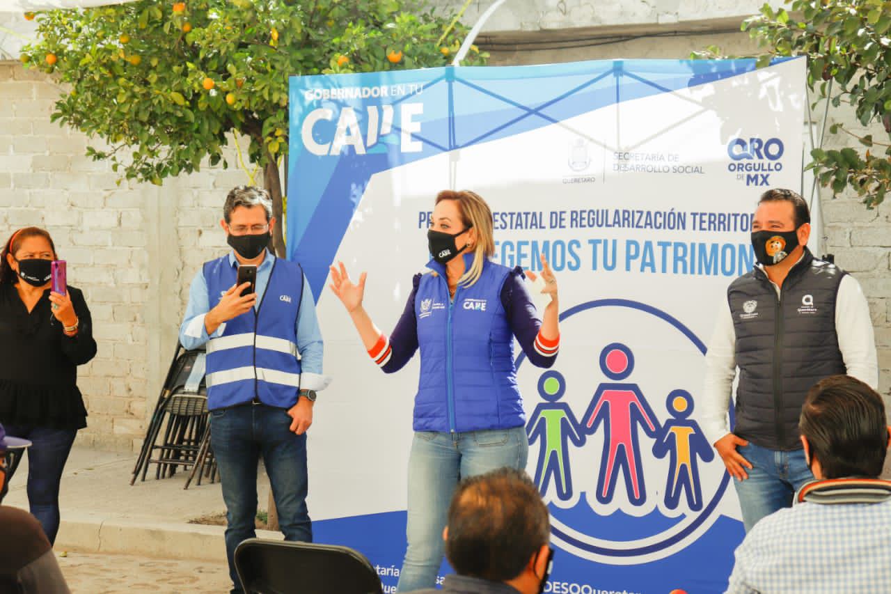 Encabeza SEDESOQ tercera entrega de escrituras en la Colonia Monarcas I