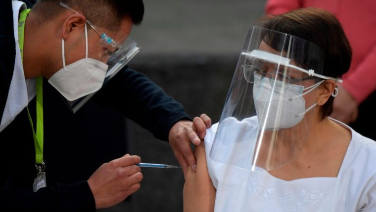 Enfermera recibe primera vacuna contra el COVID-19 en México