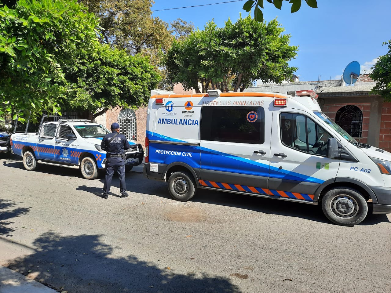 Joven mujer atenta contra su vida y policías la auxilian en los Nogales.