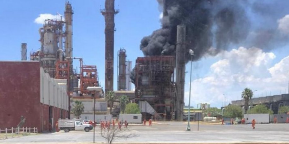 Dos explosiones se registran en refinería de Cadereyta