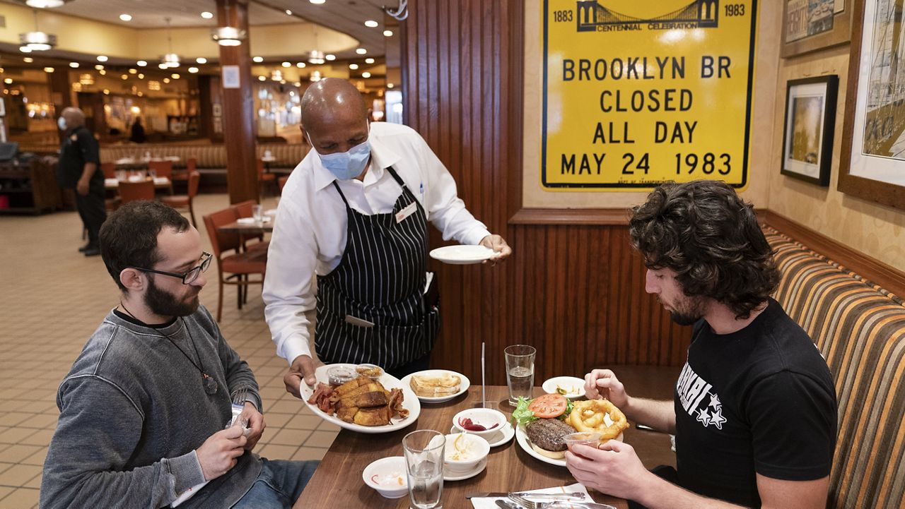 Coronavirus: Nueva York prohíbe comer al interior de restaurantes