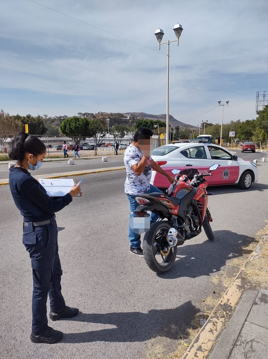 Detienen a un Hombre por no Traer Casco en San Juan del Río.