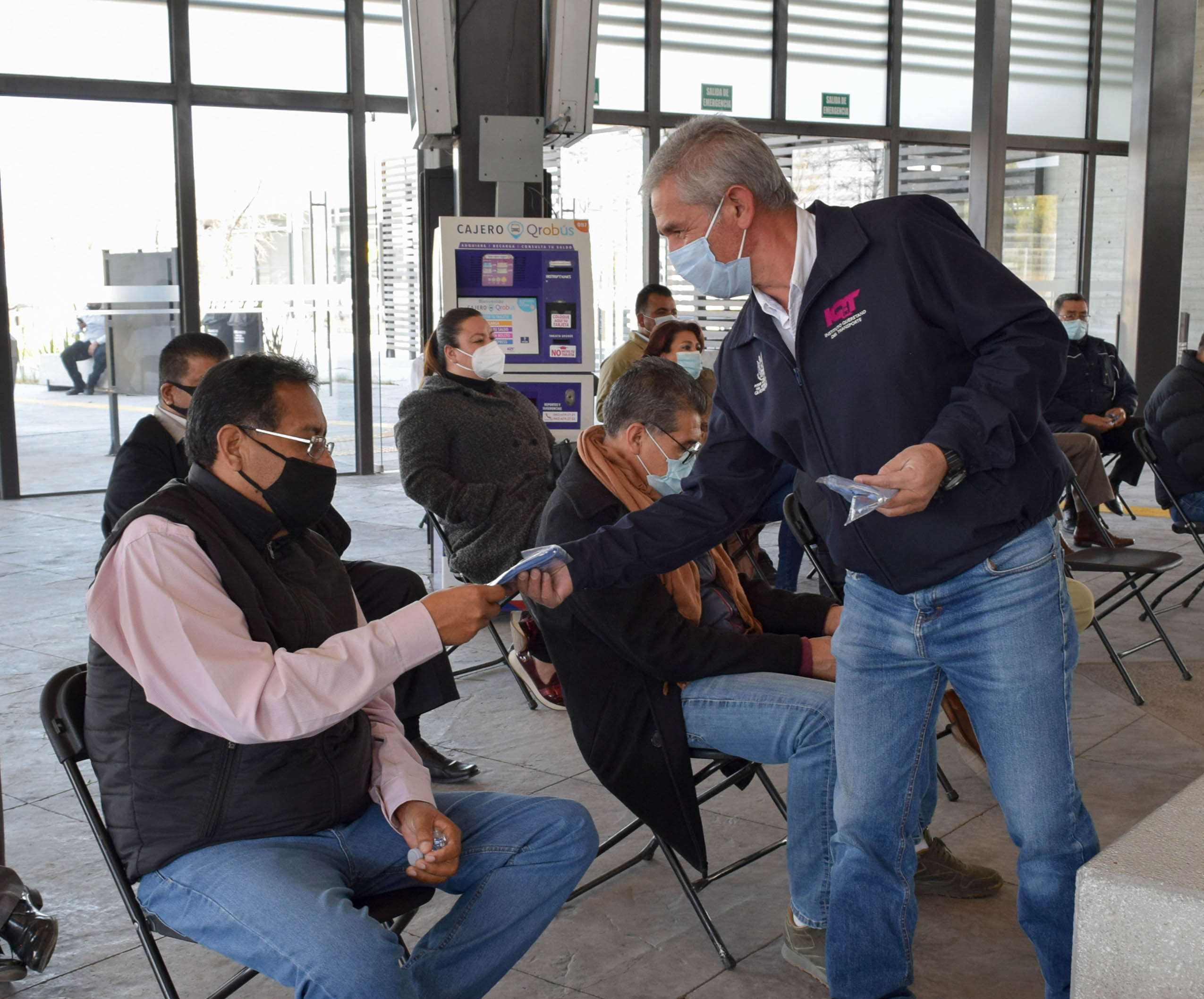 Inicia entrega de cubreboca reutilizables a taxistas de los 18 municipios de Querétaro