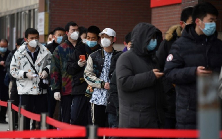 China dice que el coronavirus se encontró en muchas partes en otoño de 2019