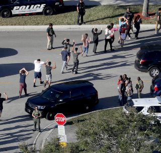 Joe Biden pide restringir armas a tres años de tiroteo en Parkland