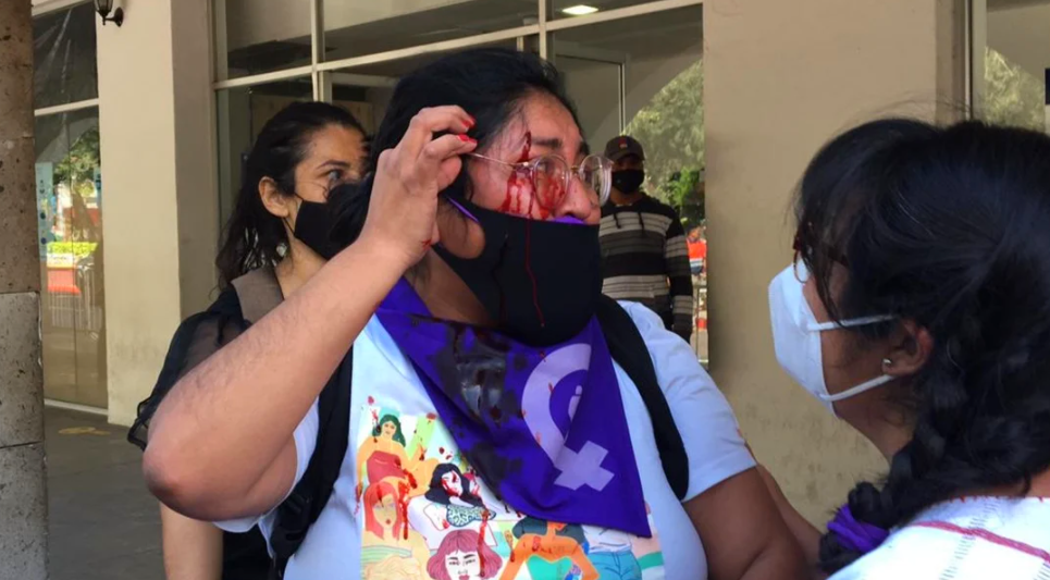 Simpatizantes de Félix Salgado golpean a manifestante durante gira de AMLO