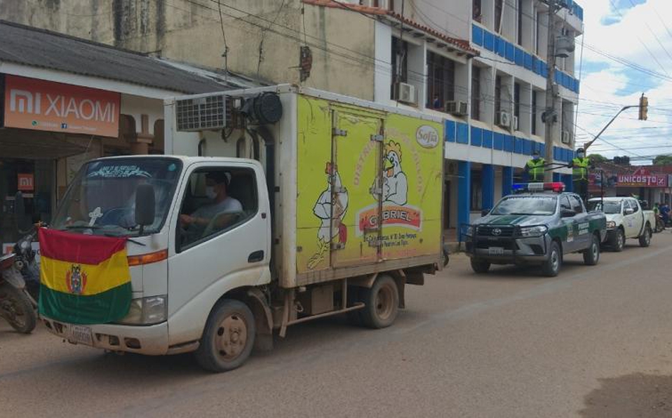 COVID-19: Trasladan vacuna rusa en camión de pollos en Bolivia