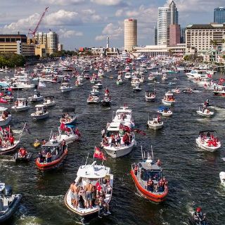 Super Bowl 2021: Buccaneers festejan su campeonato sobre el agua