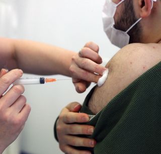 COVID-19: Vacunan a más de 20% de población en el Reino Unido