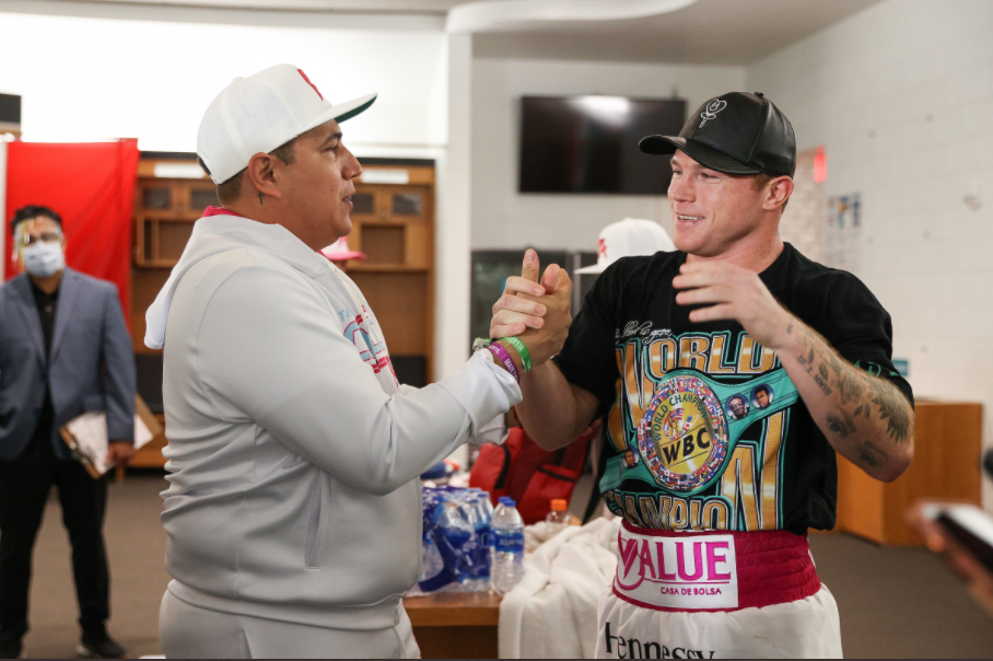 Eddy Reynoso explota contra críticos del “Canelo”