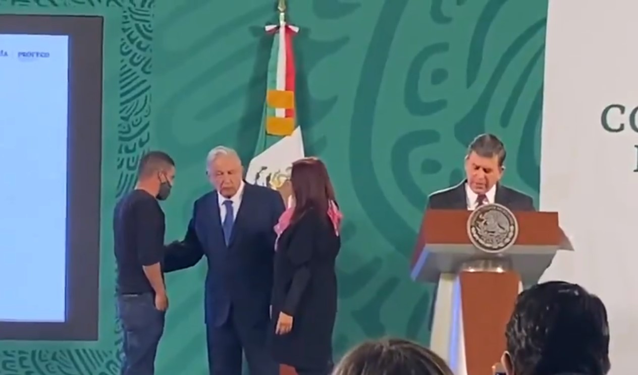 AMLO: Joven interrumpe la mañanera este lunes