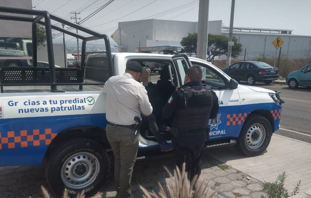 Por agredir a su propia madre es detenido en San Juan del Río.