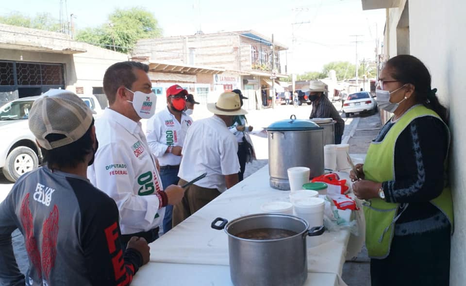 Dialoga Hugo Cabrera con comerciantes del tianguis de Visthá, en San Juan del Río.