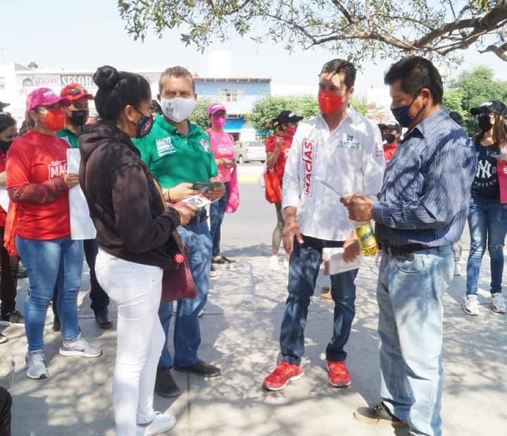 Presenta Hugo Cabrera, Candidato a Diputado Federal por el Distrito 2, plan de trabajo para lograr la reactivación e impulso para zonas turísticas y Pueblos Mágicos, durante recorrido por la cabecera municipal de Tequisquiapan.