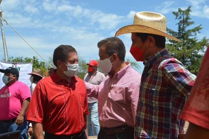 Escucha Hugo Cabrera a productores del campo de Tequisquiapan.