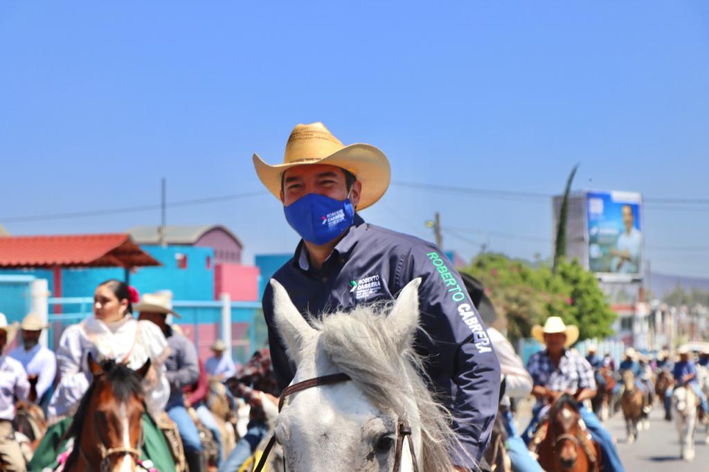 ADELANTE LA GRAN FAMILIA DE A CABALLO: ROBERTO CABRERA