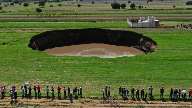 El socavón gigante que amenaza con tragarse una casa en México