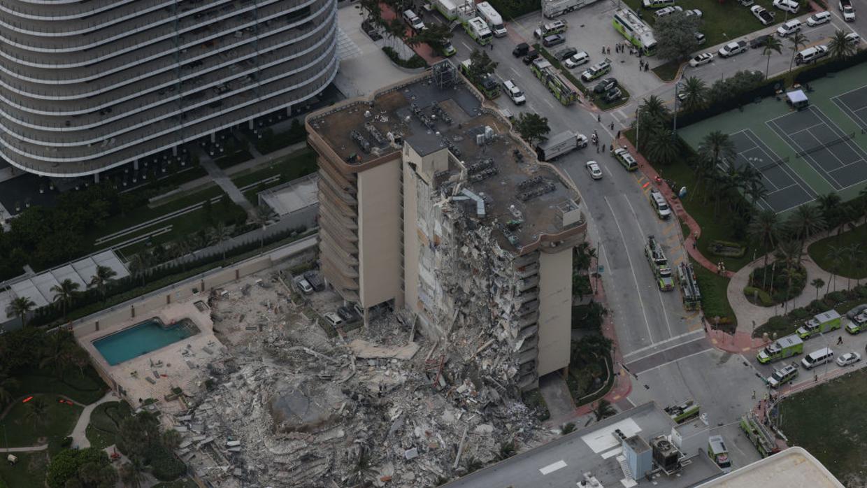 Colapsa edificio de 12 pisos en Florida; reportan un muerto mientras buscan supervivientes