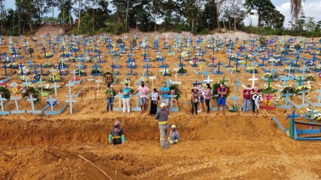 Brasil rebasa las 550 mil muertes por COVID-19