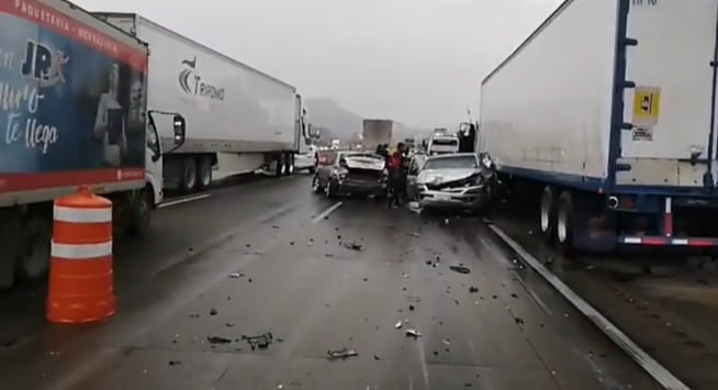 Accidente Cobra nuevas víctimas. En esta ocasión dos vehículos fueron arrollados por un tracto camión.