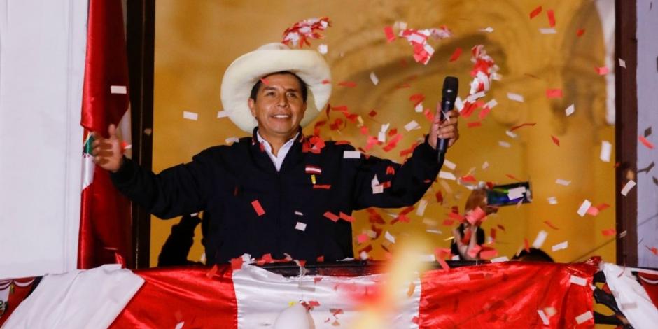 Proclaman a Pedro Castillo presidente electo de Perú