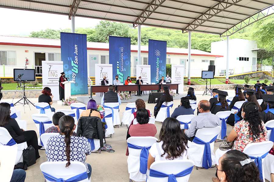 Entrega UTSJR nuevos profesionistas en Jalpan