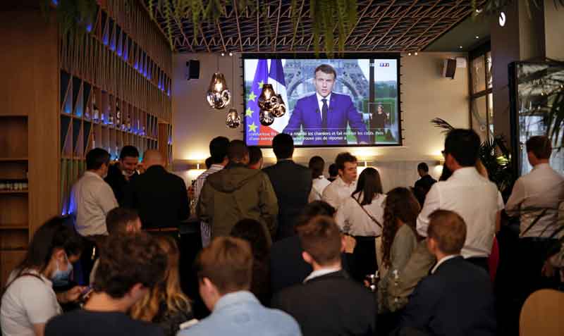 Francia pedirá pasaporte sanitario para entrar a cines, museos y estadios