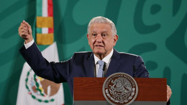 Normalistas saldrán con plazas de maestros al terminar estudios: AMLO