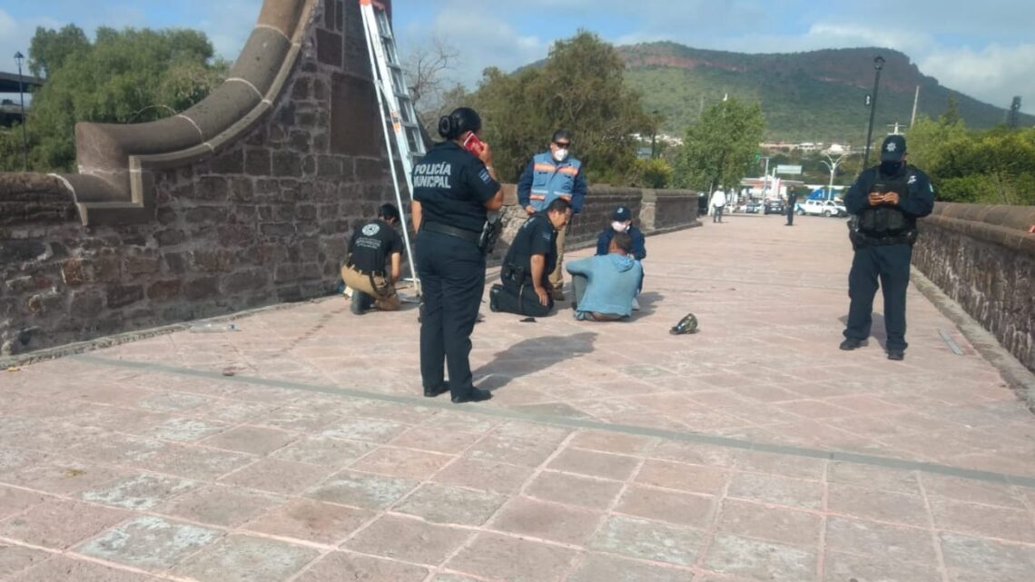 Se quería lanzar del puente de la historia para quitarse la vida SJR.