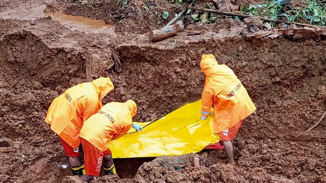 Lluvias monzónicas dejan casi 160 muertos y decenas de desaparecidos en India