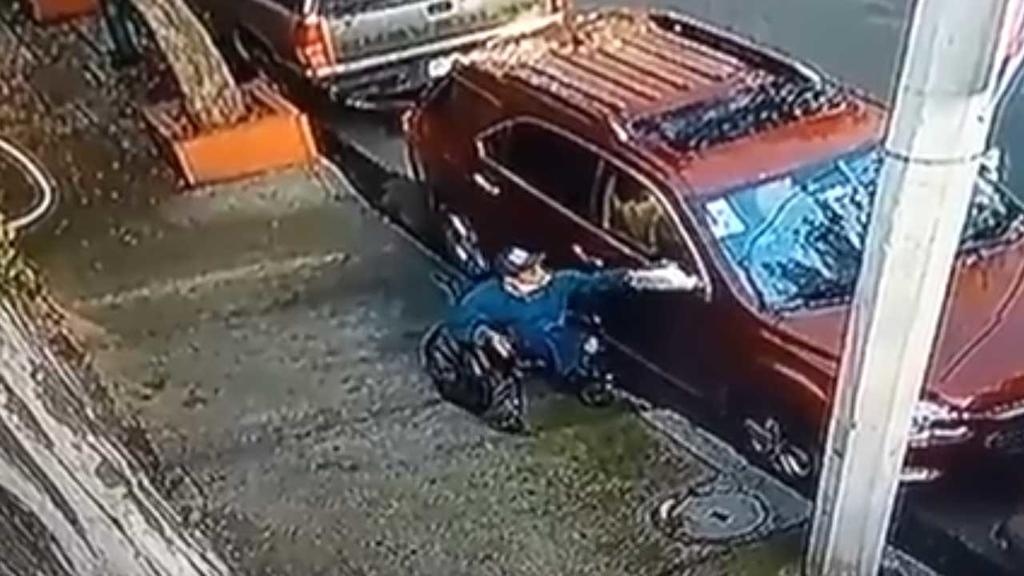Captan a sujeto en silla de ruedas robando autopartes en CDMX