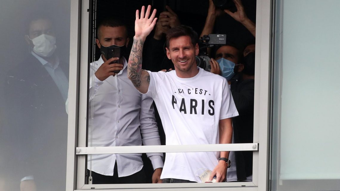 Messi aterriza en París para firmar por el PSG