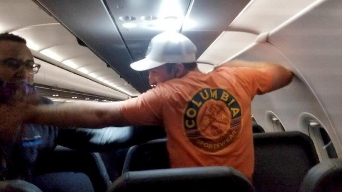 Tripulación ata a pasajero en pleno vuelo en Estados Unidos