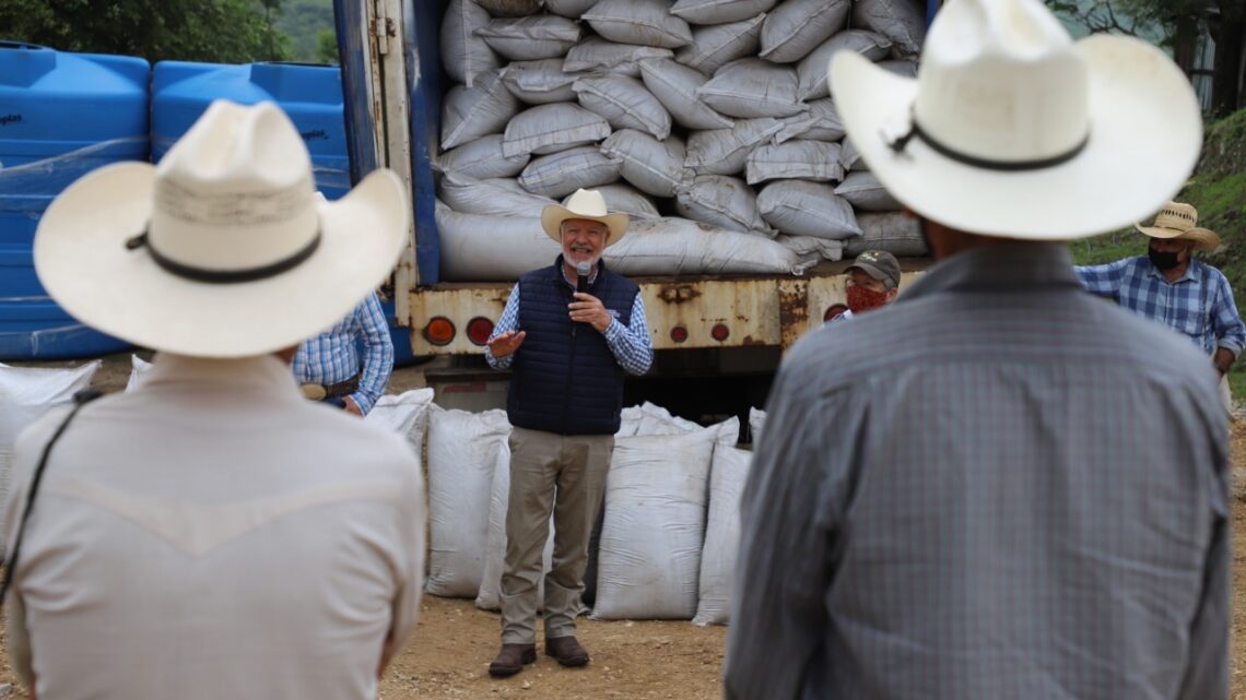 SEDEA entrega suplemento de minerales y vitaminas para bovinos en Pinal de Amoles